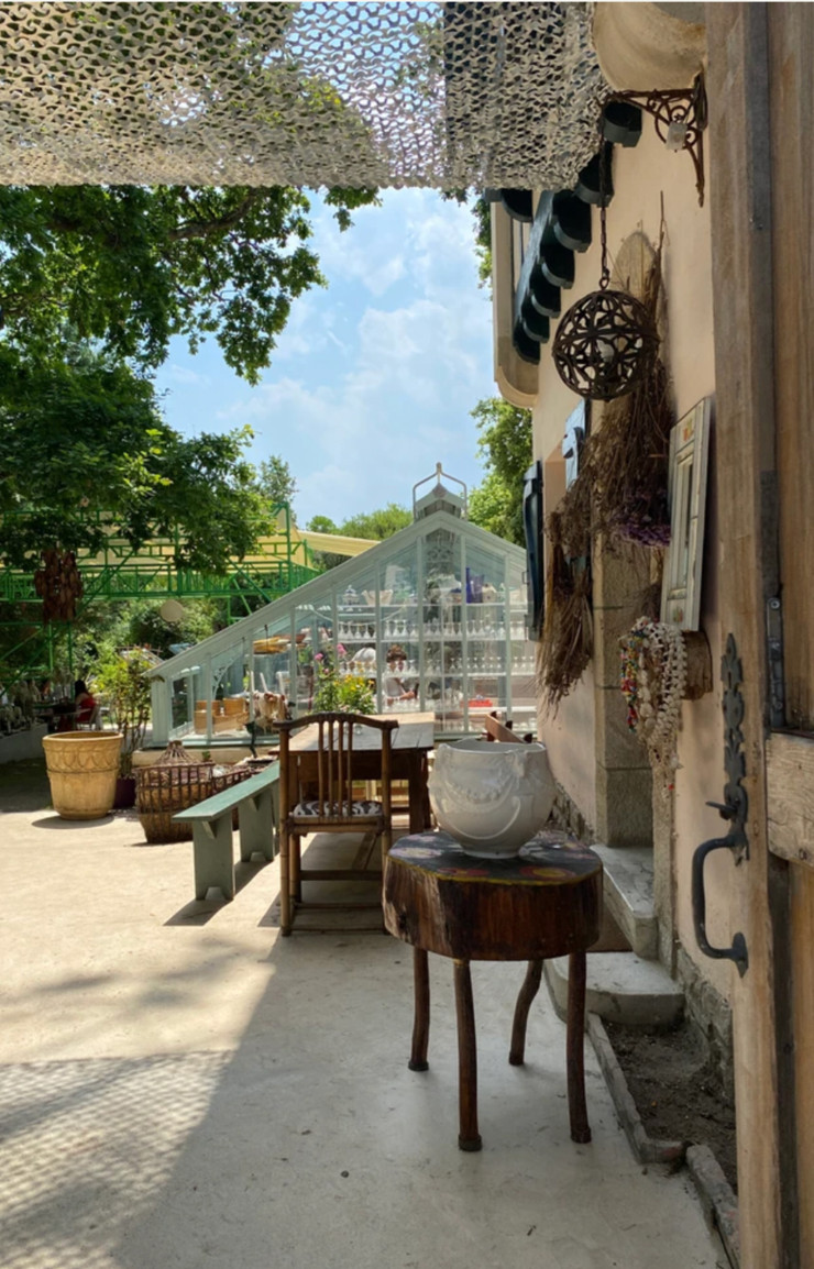 Sur la côte basque, à l’abri des pins, la serre Belle Époque de la Villa Magnan et de son restaurant De Puta Madre a repris du service.
