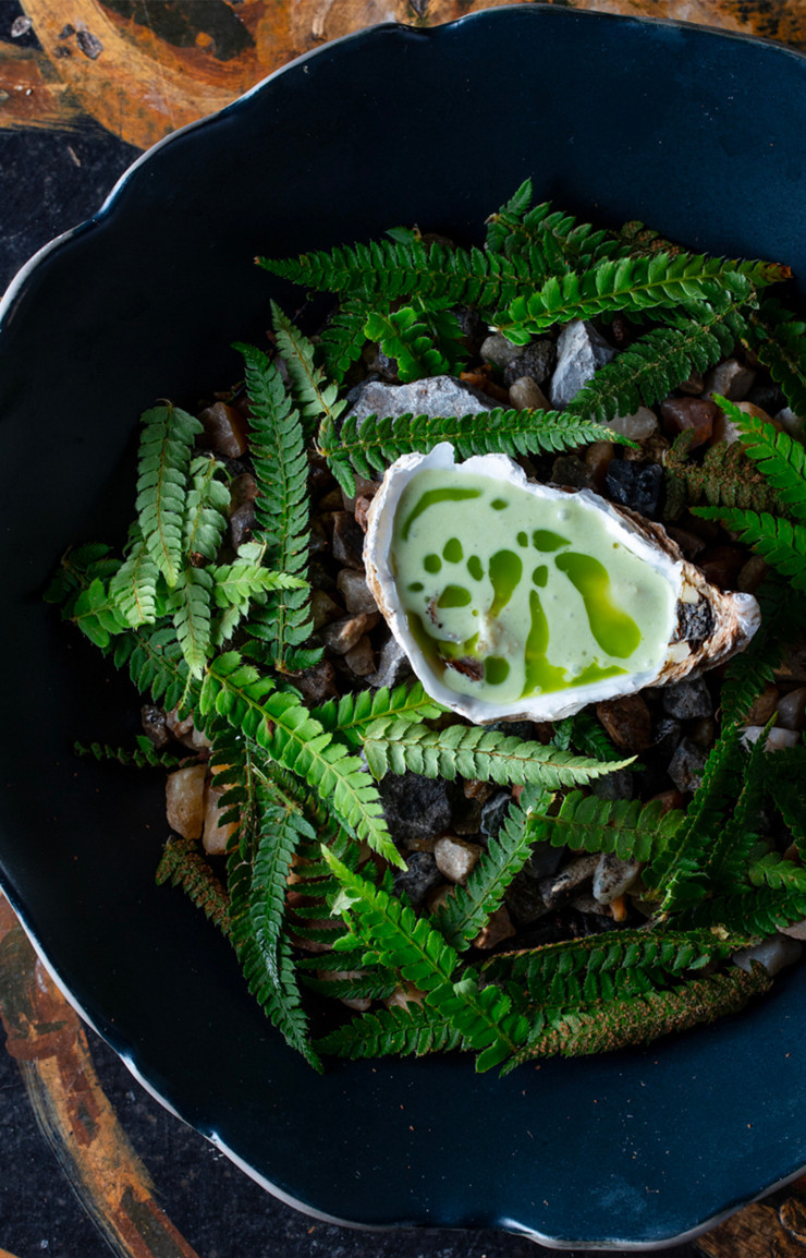 L’été, le résident Mattias Castro installe sa table dans le potager pour un dîner immersif au cœur des plants.