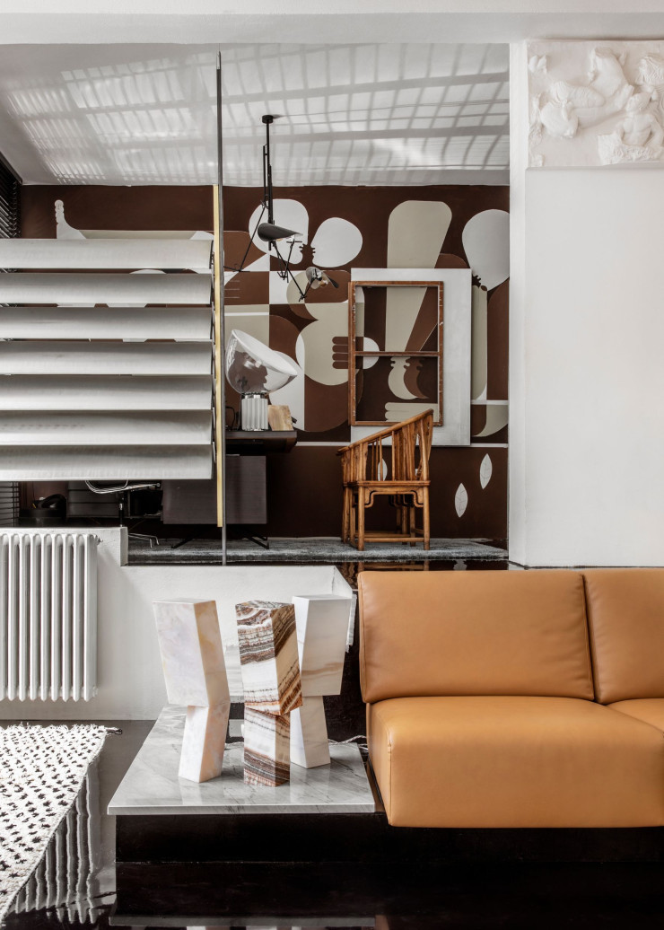 Dans le salon de l’entrée, à côté de la banquette en cuir sur mesure, hommage au concept de « conversation pit » américain, la lampe de table Kink, équipée de LED et entièrement réalisée en marbre par Fratelli Marmo. En arrière-plan, deux anciennes chaises chinoises du XVIIIe siècle avec des incrustations d’ivoire. Au mur, une fresque intitulée Amoureux et signée Hannes Peer.