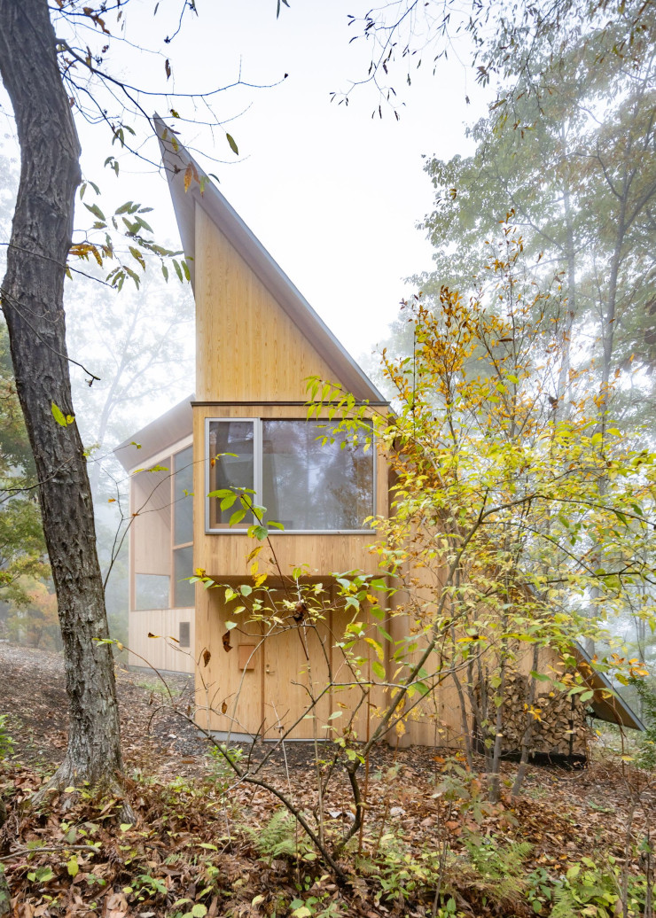 L’architecte Rei Mitsui a conçu une toiture monopente à l’inclinaison volontairement très marquée.