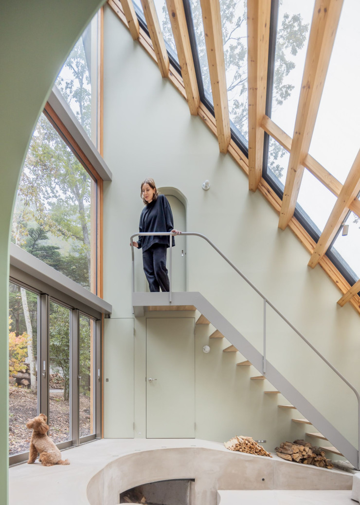 L’escalier de la chambre d’amis, située au premier étage. La cheminée creusée dans le sol a été réalisée par le fabricant japonais Keidan.