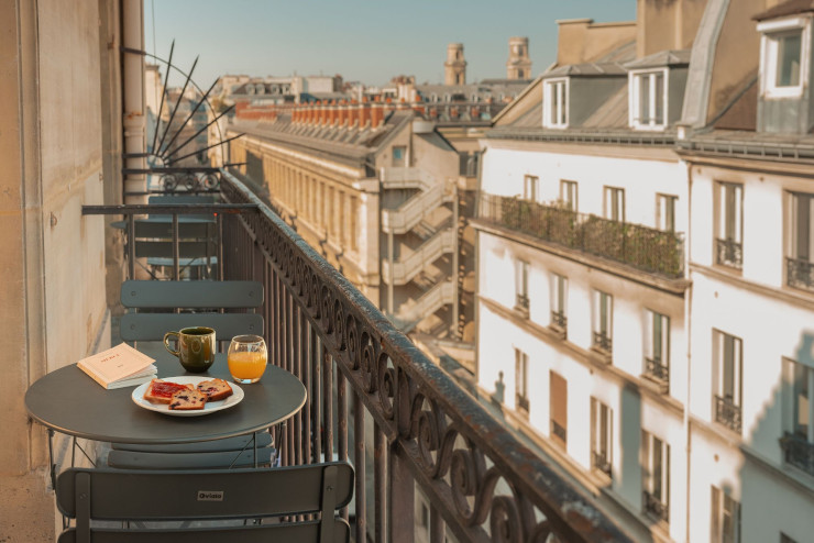 Certaines chambres, pourvues d’un balcon, offrent une vue imprenable sur les toits de la capitale.