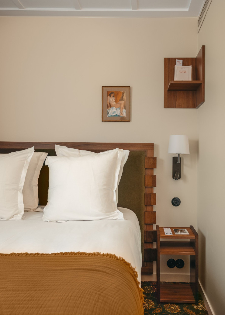 Le mobilier en noyer apporte une chaleur à l’espace intimiste de cette chambre classique single.