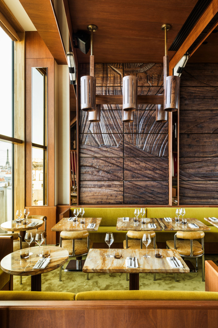Le restaurant principal, au 8e étage, dévoile de hauts plafonds et d’immenses baies vitrées pour profiter au maximum du panorama sur la capitale. À la carte, une cuisine française contemporaine.