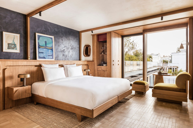 Dans les 58 chambres, dont trois suites, de beaux volumes, des tons neutres, une dominante de bois. Les baies vitrées donnent sur les terrasses végétalisées ou, dans les étages élevés, sur les toits de Paris.
