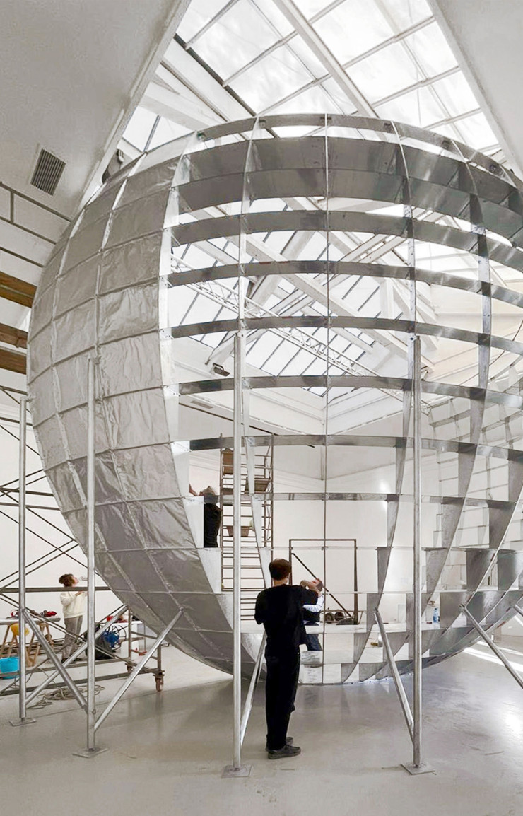« Ball Theater » : boule à facettes XXL imaginée par le Studio Muoto, Georgi Stanishev et Clémence La Sagna pour le pavillon français de la Biennale d’architecture de Venise en 2023.
