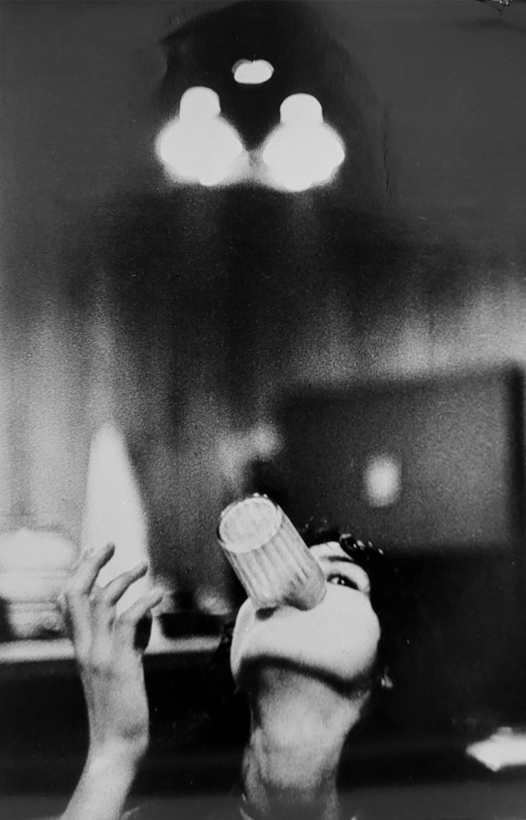 Louis Stettner. Nancy jouant avec un verre, New York, 1958. Avec l’aimable autorisation des Archives Stettner, Saint-Ouen.