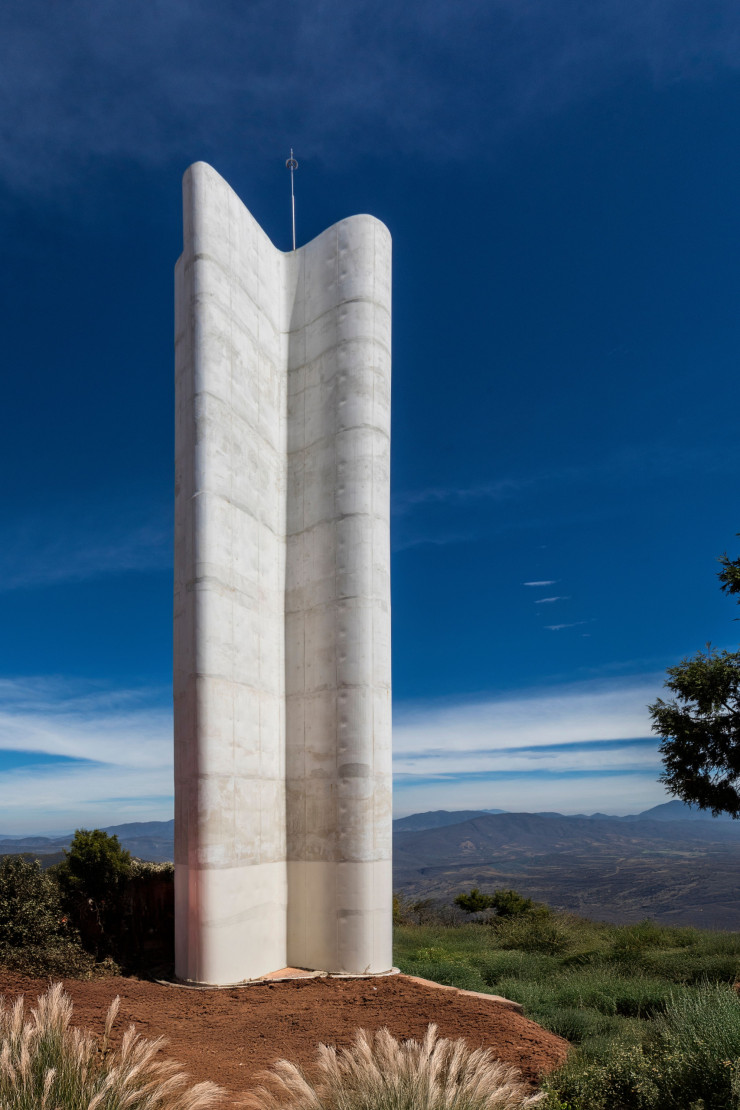 Le mirador Cerro del Obispo (Christ & Gantenbein), à 2 000 mètres d’altitude sur une ligne de crête, sert de phare aux marcheurs qui vont franchir le col.