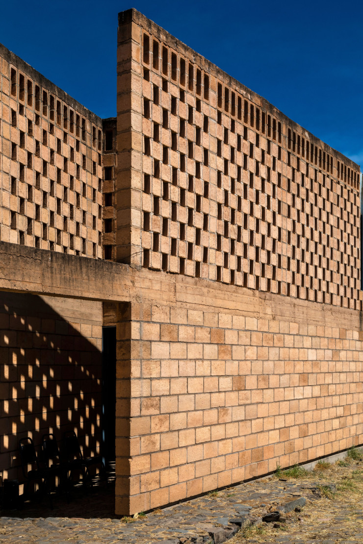 Aux deux points les plus stratégiques du parcours, à Estanzuela et à Atenguillo, l’architecte mexicain Luis Aldrete a imaginé des modules construits en brique d’argile qui abritent des espaces consacrés aux pèlerins: toilettes et salles de bains, cuisine, espaces de couchage… Les ajours y diffusent une lumière chaleureuse.