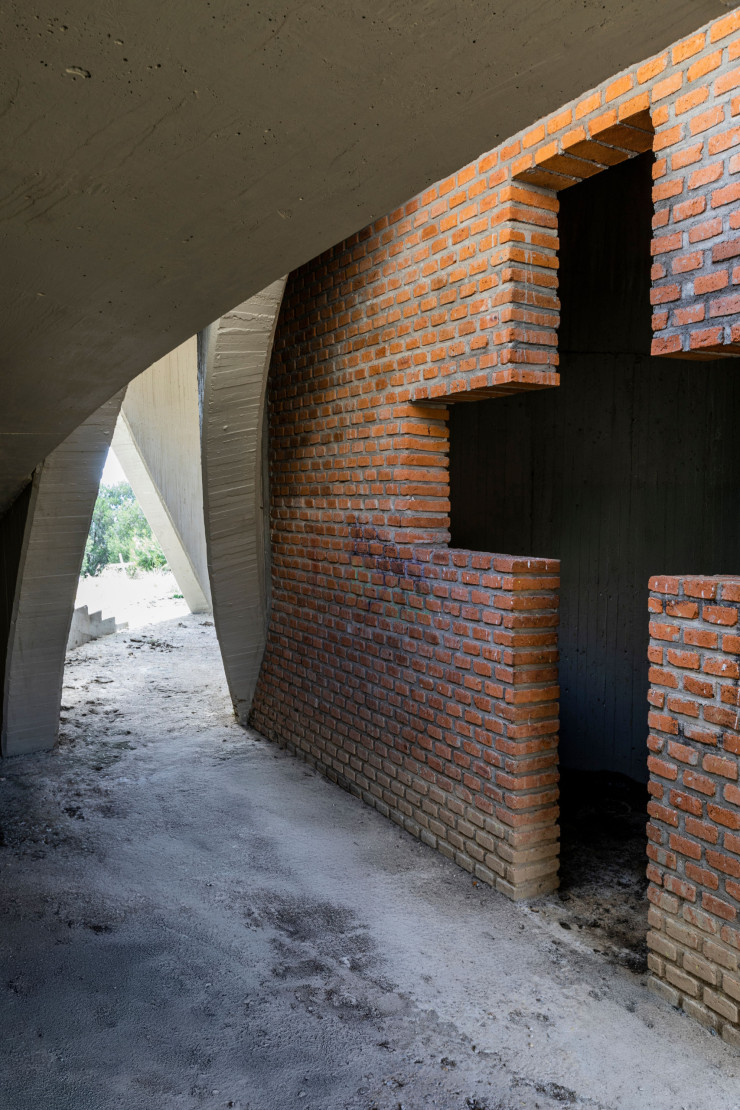 Sous le double escalier du belvédère Espinazo del Diablo (HFF Architects), une croix dessinée dans le mur de brique évoque le pèlerinage.