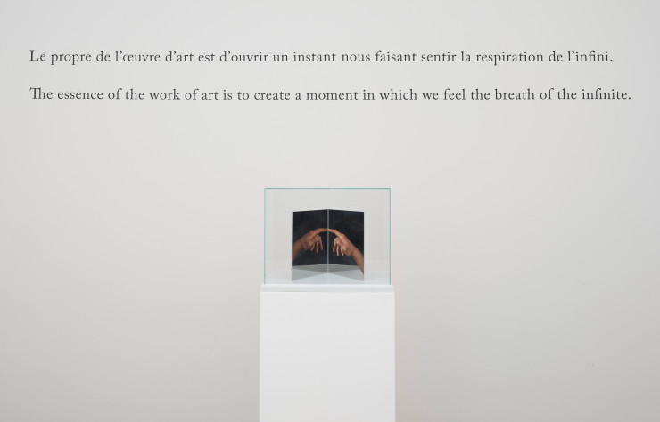 Michelangelo Pistoletto / conTatto 2017 / sérigraphie sur acier inoxydable poli miroir, verre et marbre 22 x 16 x 23 cm Courtesy – l’artiste et Galleria Continua Citation de Lee Ufan, extrait de « l’Art de la Rencontre ».