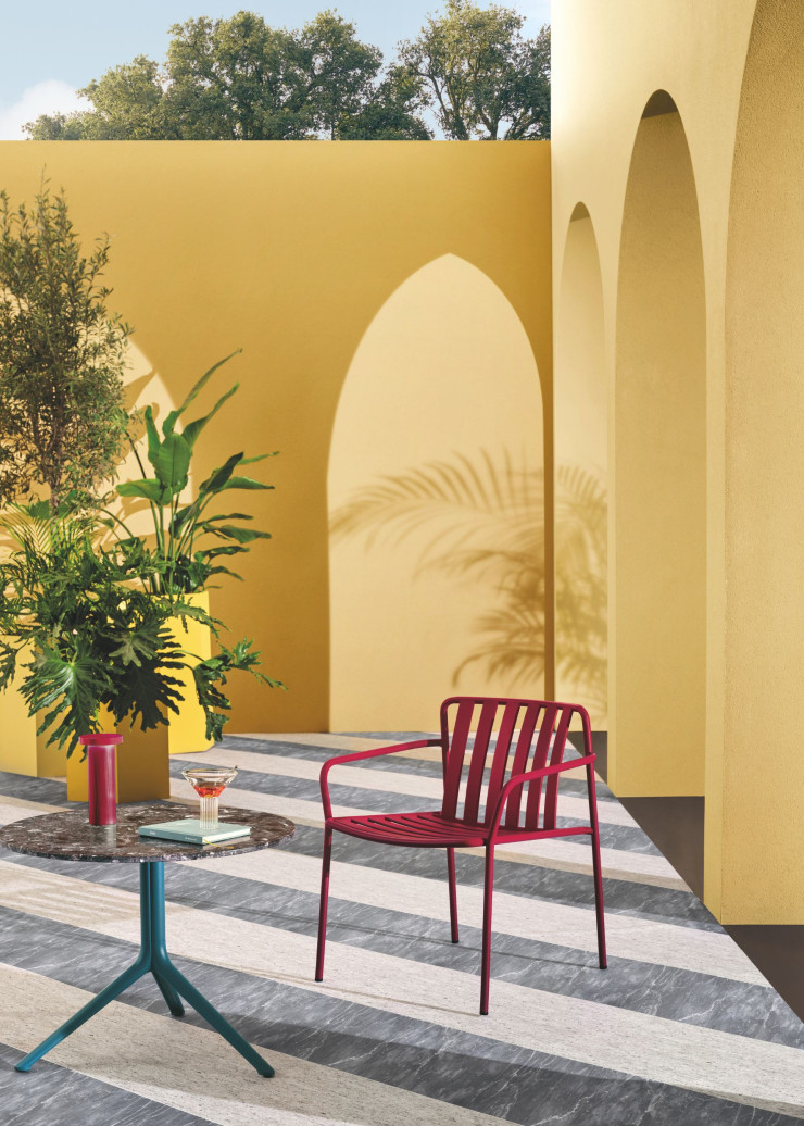 Chez EMU, la chaise Yard de Stefan Diez se colorait pour la première fois de ce rouge si profond.