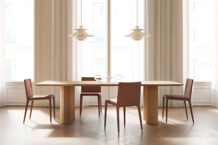 Lits, tables, chaises, fauteuils, bancs, canapés, le tout signé par le duo de designers Ludovica Serafini + Roberto Palomba, fidèle de la maison, qui voyait dans cette démarche « un geste naturel ».
