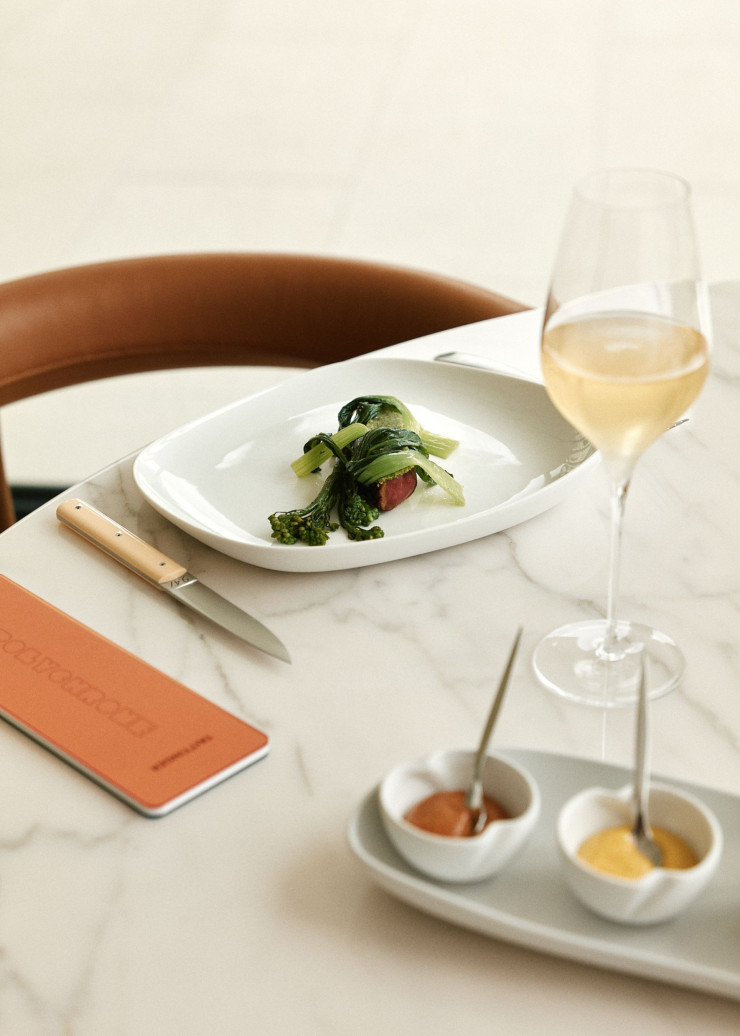 À table, chaque convive est invité à composer son propre assemblage en mariant les arômes des champagnes Taittinger avec les saveurs des créations du chef Charles Coulombeau, premier interprète du concept de polychromie.