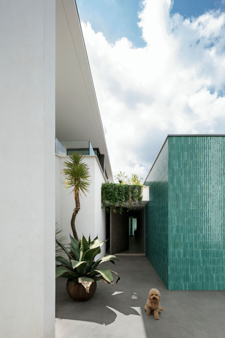 Idéale en extérieur, la céramique habille le sol de grandes dalles Cementum, le mur avec Lume de la collection « Crogiolo », couleur Emerald Struttura (Marazzi).