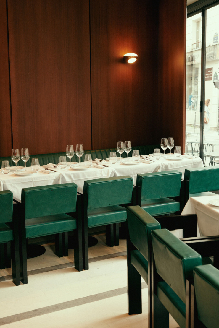 Le restaurant du quartier des Halles, à Paris (Ier), Cloche, réalisé en partenariat avec l’agence Hypnos, dont les fauteuils, massifs et graphiques, donnent le ton de la rénovation.