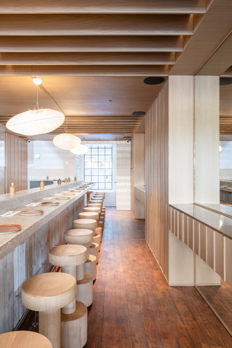 Le restaurant Doki Doki, rue Marbeuf dans le VIIIe arrondissement de Paris, réalisé en 2023 par le studio.