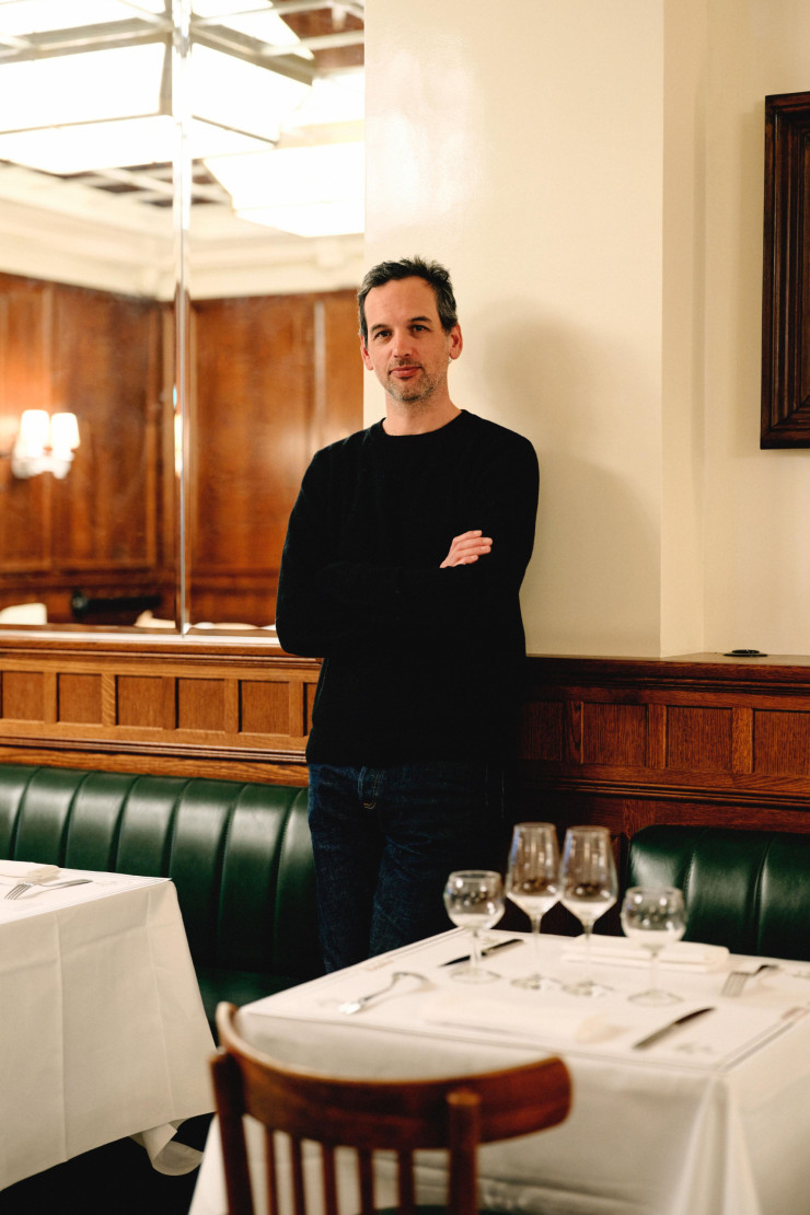 Rodolphe Albert prend la pose à l’auberge du MoutonBlanc, dans l’Ouest parisien.