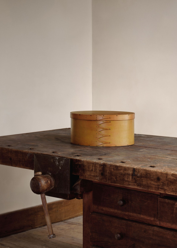 Objet typique des Shakers, la boîte en bois cintré montée en queue-d’aronde, technique qui permet au bois de se dilater ou de se contracter sans se fendre.