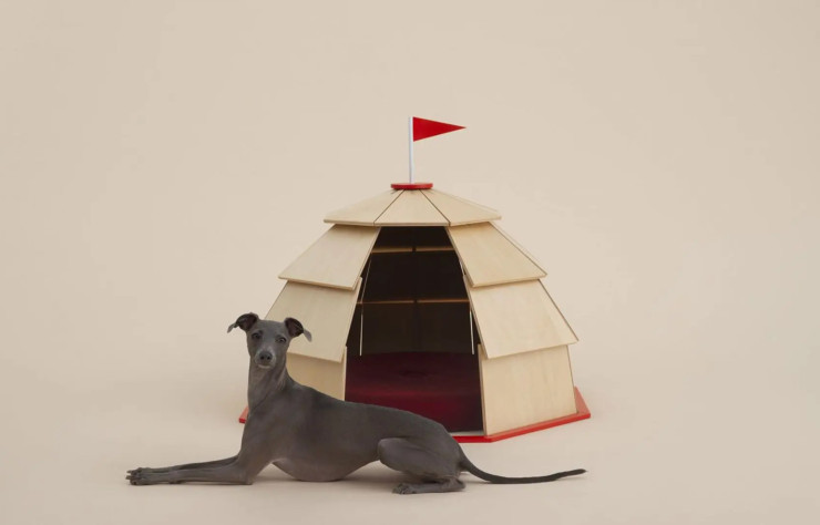 Le « Pavillon », dessiné par Giulio Iacchetti spécifiquement pour les lévriers italiens dans le cadre du projet Architecture for dogs.