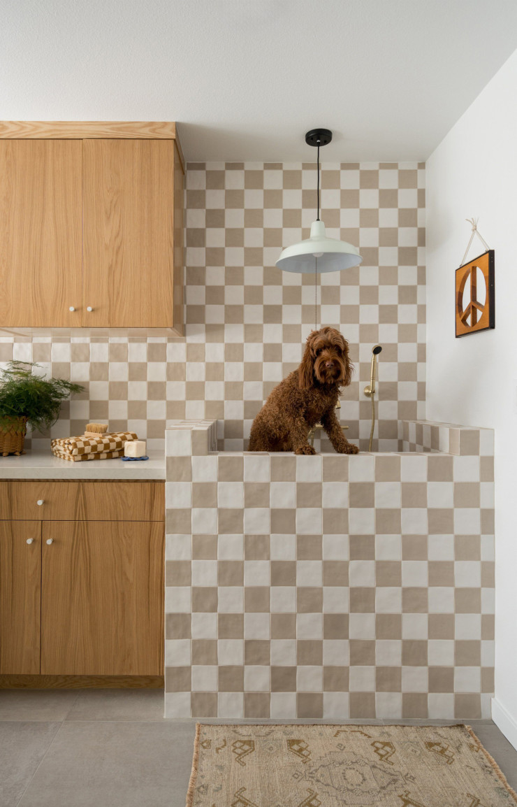 Lizzie Green, fondatrice de Popix Designs, a conçu pour une famille vivant en Californie une baignoire en damier de céramique spécialement pour leur chien.
