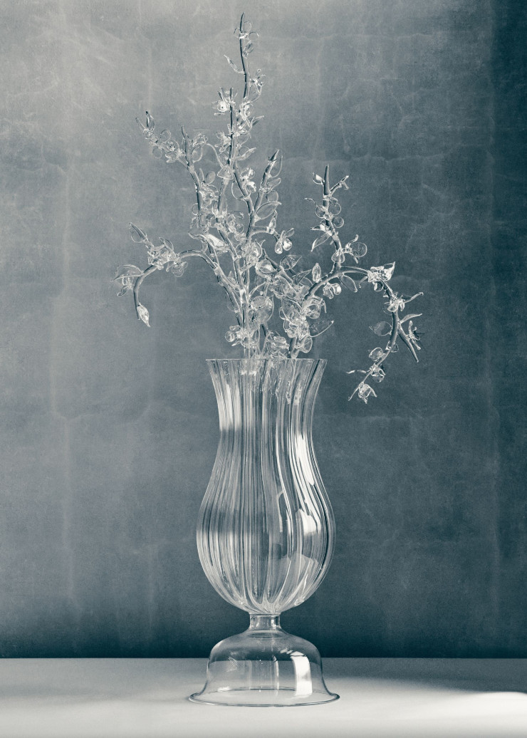 Chez Dior, trois grands vases en verre soufflé de Sam Baron, ornés d’arceaux végétaux, rappelaient la nature sublimée.