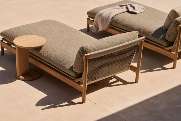 La collection « Amanu », signée Yabu Pushelberg pour l’éditeur Tribù, reprend les codes d’origine de la première collection en associant les teintes neutres et claires du chanvre tressé et de la céramique avec celles, plus chaudes, du teck massif.