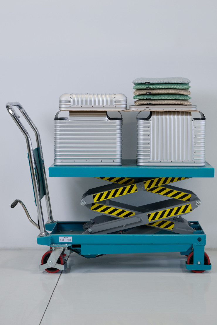 Chaque composant, métallique, textile, mais aussi le système de roues Multiwheel, comme celui des valises Rimowa, tout dans l’Aluminium Stool traduit le niveau d’expertise design de Vitra et de Rimowa.
