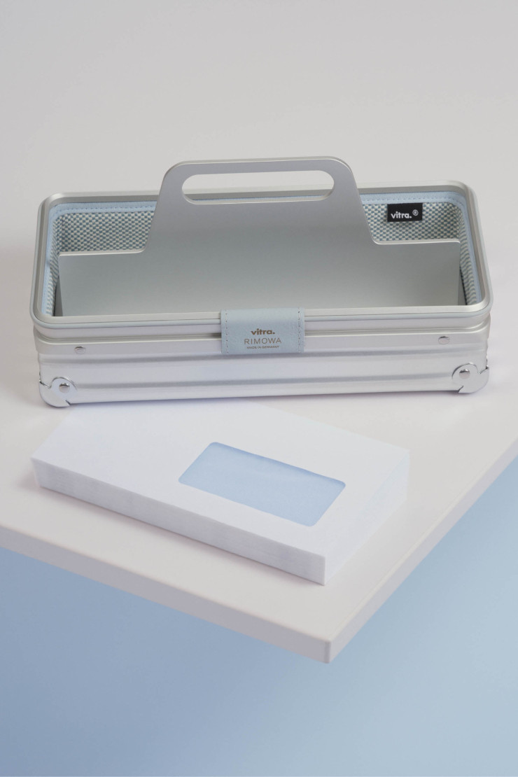 La boîte à fournitures de bureau Aluminium Toolbox, à l’origine boîte à outils conçue en 2010 par le designer Arik Lévy, en plastique recyclé. Elle a été reproduite en aluminium pour devenir un petit rangement nomade qui s’adapte à l’intérieur de l’Aluminium Stool.