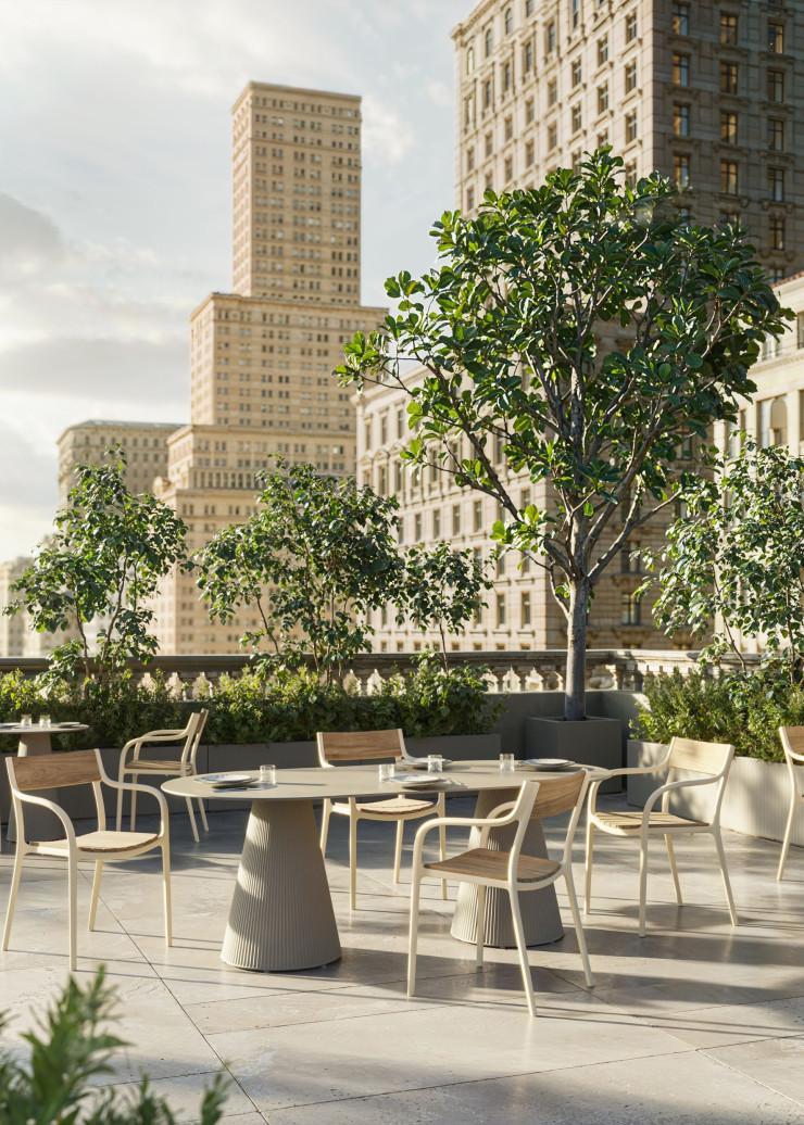 Le designer Eugeni Quitllet, lui, a créé la chaise « Madison », un clin d’œil à l’une des plus célèbres avenues de New York.Table Gatsby, design Ramón Esteve.