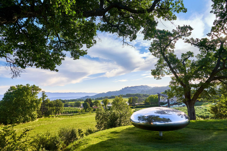 Drop (2009), une sphère d’acier en équilibre, de 4 mètres de diamètre, qui a la particularité de tourner autour de son axe. Imaginée par l’Américain Tom Shannon, elle est l’une des nombreuses œuvres qui habitent le domaine viticole du Château La Coste.