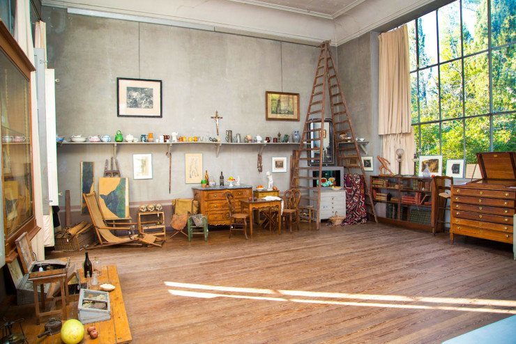 Détails et vue d’ensemble de l’atelier des Lauves, doté d’une immense verrière, une reconstitution dans les moindres détails du dernier lieu de travail de Cézanne, entre 1901 et 1906. Rouvert au public après restauration, il nous fait rentrer dans l’intimité créatrice de l’artiste.