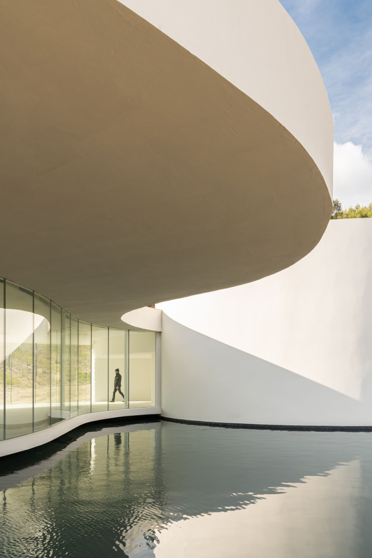 Le centre d’accueil, café et restaurant, le Tadao Ando à l’entrée du Château La Coste, fait de verre et de béton, a été dessiné par l’architecte japonais éponyme.