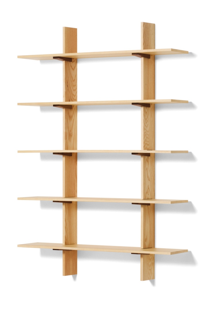 Parangon de simplicité, l’étagère FF.Spine, en bois massif imaginée par les deux designers pour Cassina. Elle met en valeur la capacité de production en menuiserie de la marque.