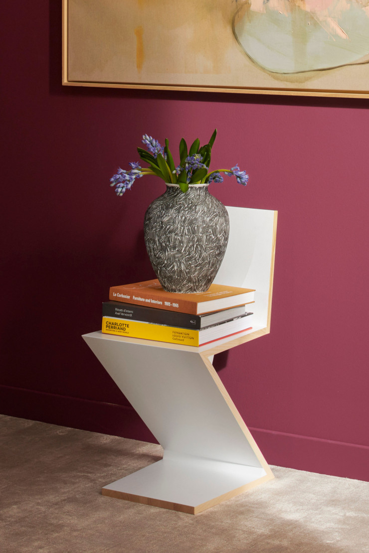Sur une chaise ZigZag de Gerrit Thomas Rietveld (1934), le vase en forme de jarre de la collection « Post Scriptum » dessinée par FormaFantasma pour Cassina.