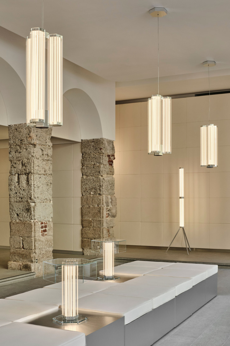 L’exposition présentant la collection 185 « SuperWire » de FormaFantasma dans le showroon de Flos à Milan. L’objectif de cette présentation était de dévoiler les innovations technologiques ayant servi à fabriquer ces luminaires.