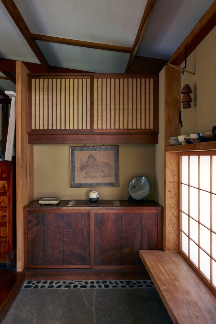 Le genkan (mot japonais pour « vestibule ») du pavillon d’hôtes et son paravent shoji (parois constituées de papier translucide montées sur bois).