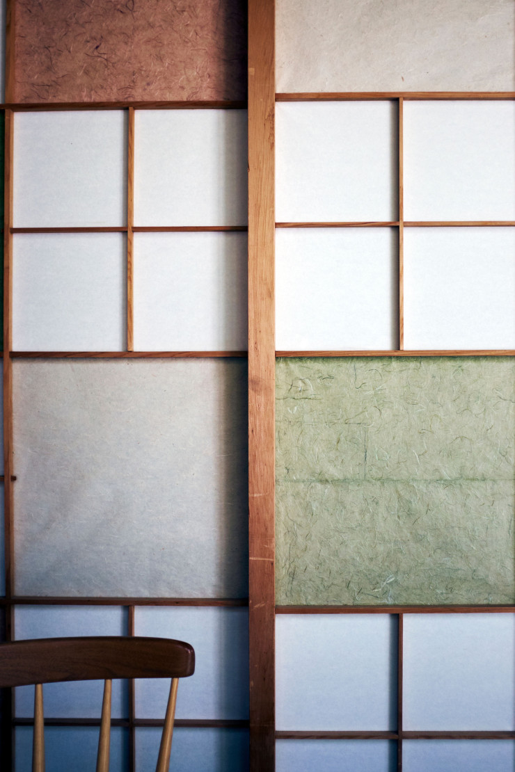 Dans le Conoid Studio, une chaise fabriquée par Nakashima, posée devant un paravent shoji.