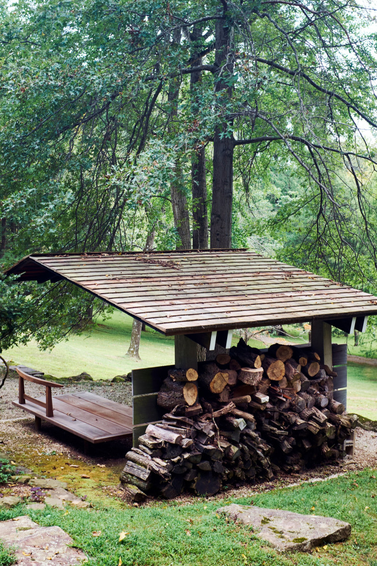 Dans la ferme de New Hope, en Pennsylvanie, les buches, dalles et autres échantillons, récoltés par les Nakashima, sont soigneusement stockés dans les divers endroits du domaine.
