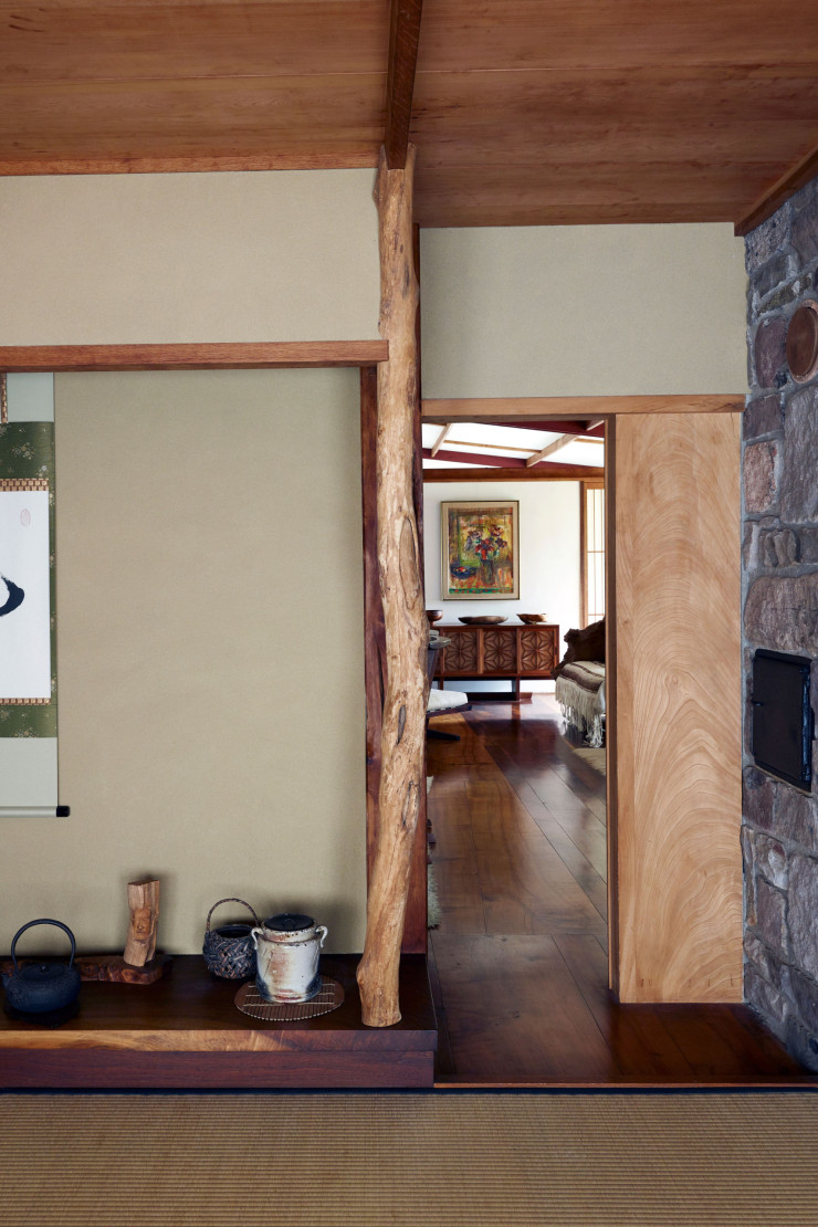 La salle de tatamis du pavillon d’hôtes. Terminé en 1975, ce bâtiment a été conçu par Nakashima avec de nombreux éléments japonais, notamment le vestibule et les paravents shoji (les parois constituées de papier translucide montées sur bois).