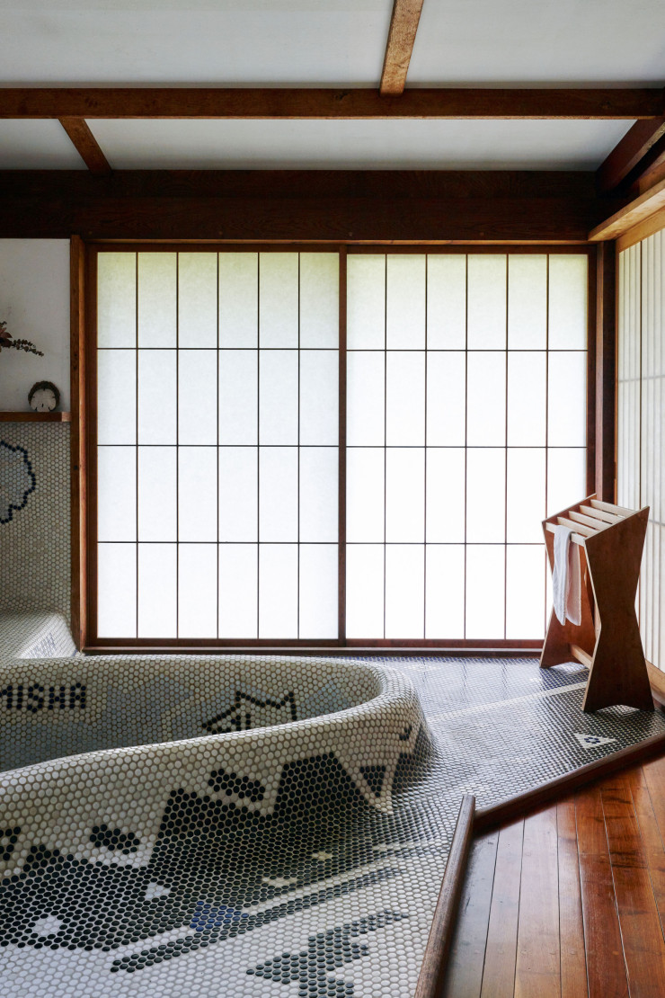 La grande salle de bains du pavillon d’hôtes – également appelée maison de réception –, avec sa baignoire sculpurale, sur mesure, en mosaïque. Les prénoms des enfants et des petits-enfants du couple Nakashima sont inscrits dessus.