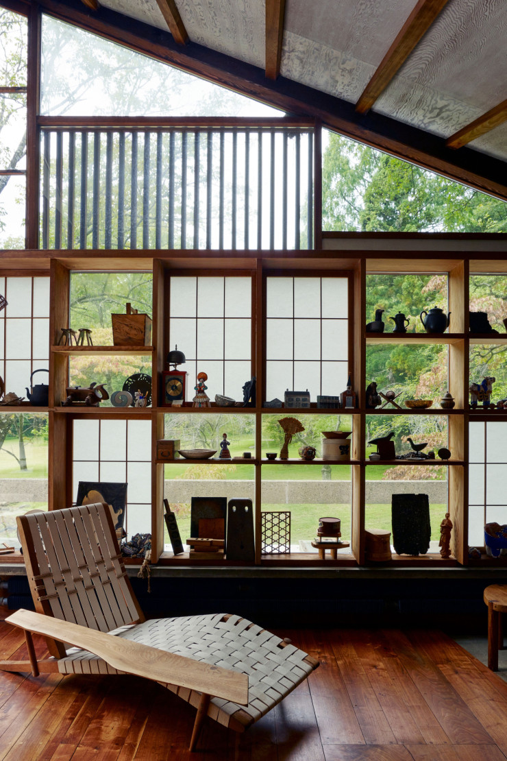 Le bâtiment des Arts, achevé en 1967, a été imaginé par Nakashima comme une galerie pour abriter les peintures de Ben Shahn, un ami de la famille. Aujourd’hui, on peut admirer des meubles du designer et ses collections.