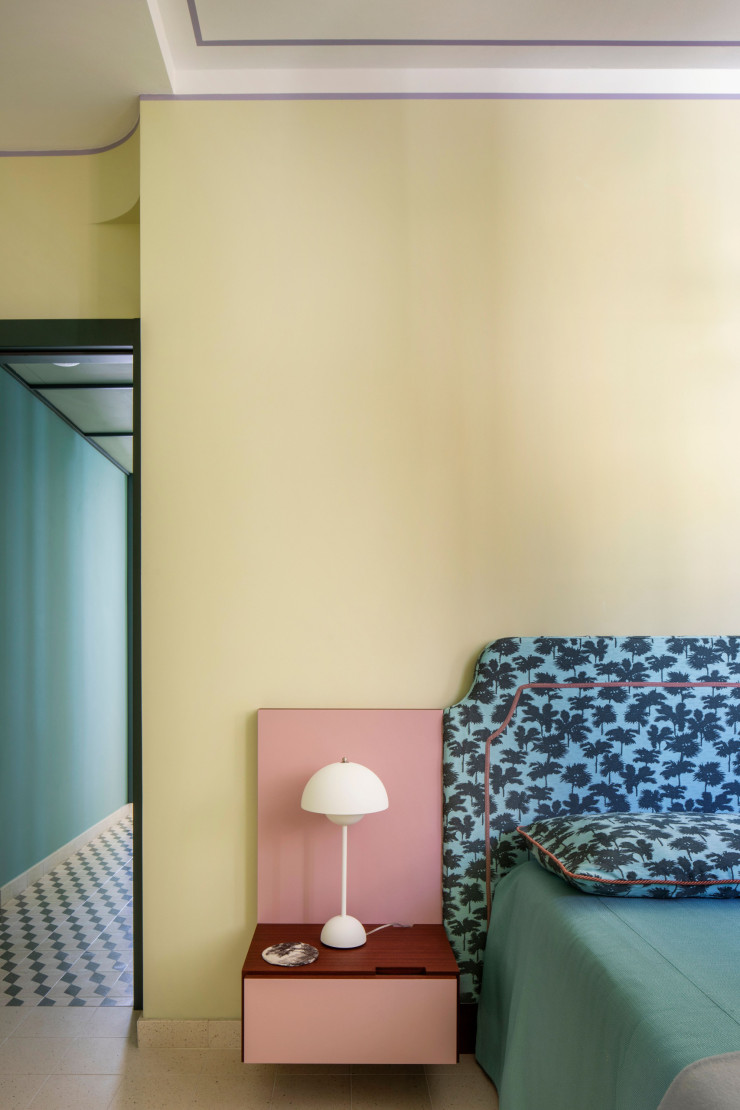 Dans la chambre double du premier niveau, lit avec table de chevet intégrée réalisé sur mesure par le studio MarcanteTesta et fabriqué par l’atelier Livio Fratelli à Cantú, dans la province de Côme. Tête de lit tapissée de tissu Dedar. Lampe Flowerpot VP3, de Verner Panton, &Tradition (1968).