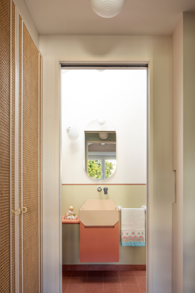 Dans l’une des deux salles de bains d’enfants, meuble vasque Frieze, design Marcante-Testa (Extraordinary Bathroom Design). Mitigeur Zucchetti Nikko. Appliques Atelier Areti et New Works. Miroir sur mesure.