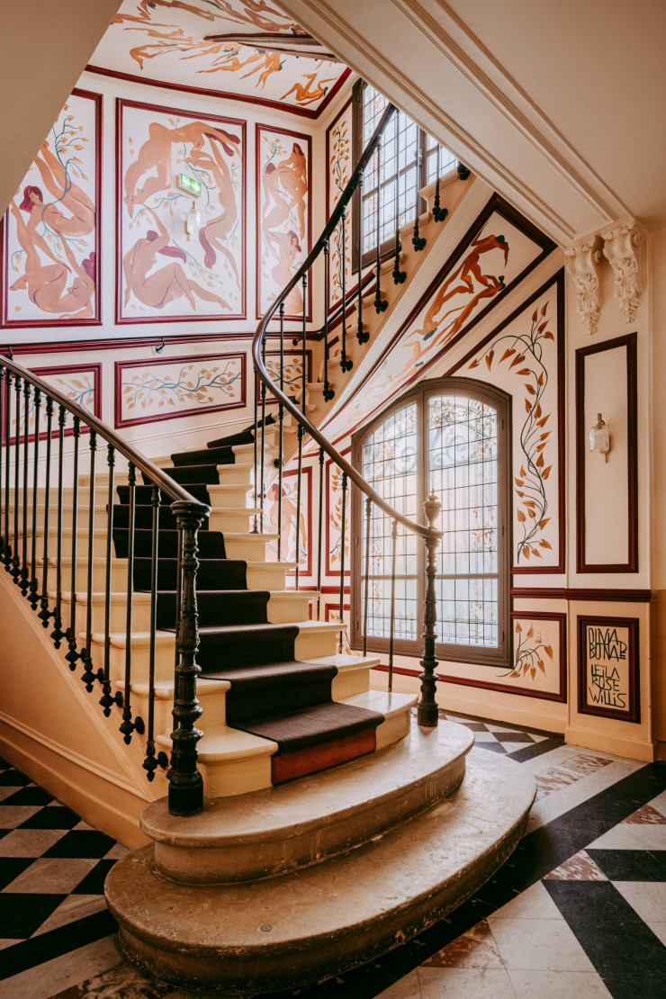 La décoration de l’escalier, conçue par l’artiste Olivia de Bona, fait écho aux motifs des vitraux du début du XXe siècle.