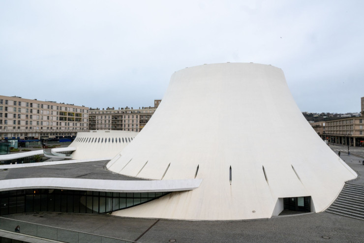Aux côtés d’Auguste Perret, l’autre héros du Havre n’est autre qu’Oscar Niemeyer, architecte d’un ensemble emblématique en plein centre-ville. Ouvert en 1982, Le Volcan comprend deux salles de spectacles, la plus petite ayant été transformée en bibliothèque.