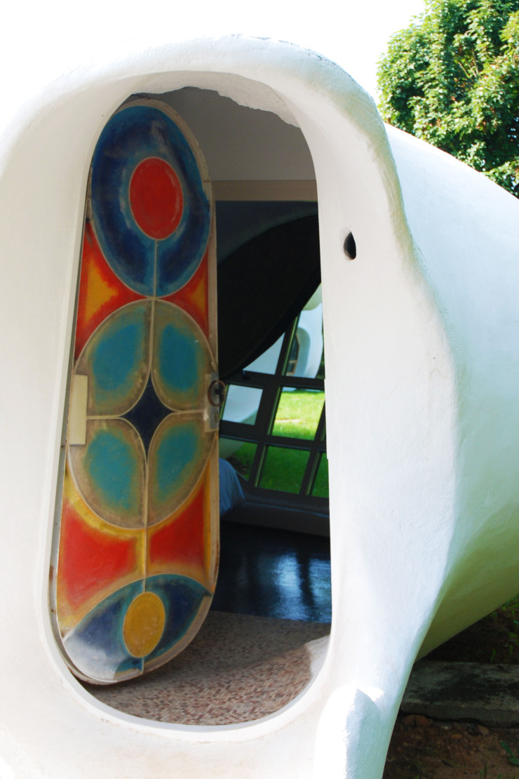 L’une des portes en résines de la maison bulle.
