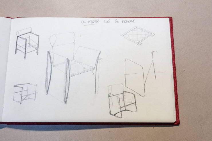 Le designer dessine sans cesse – ici, un croquis du fauteuil en cuir Olo –, et suit toutes les étapes de développement de ses projets.