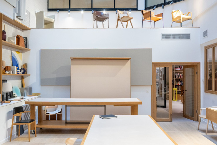 En sous-sol, avec un éclairage pensé pour contrebalancer l’absence de lumière naturelle, la salle centrale de l’atelier, notamment dévolue à l’étude des prototypes de pièces de mobilier, réalisés sur place.