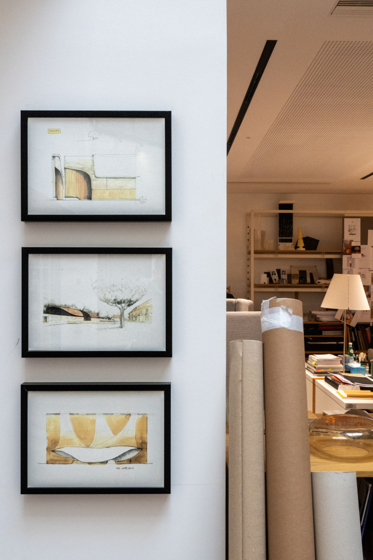Aux côtés des prototypes, des objets et du mobilier, des esquisses de concepts architecturaux rappellent les réalisations du studio.